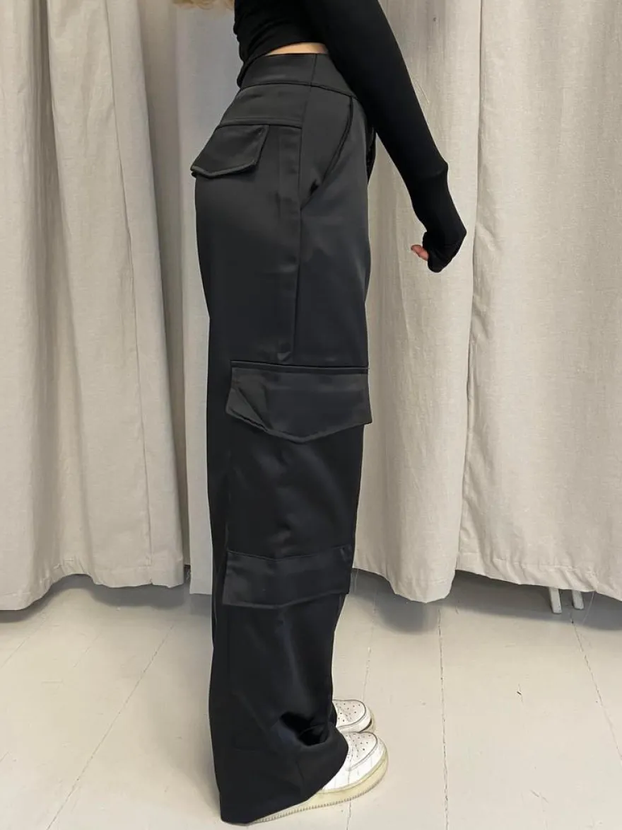 Design By Si Fauna satin cargo bukser - Sort Outlet