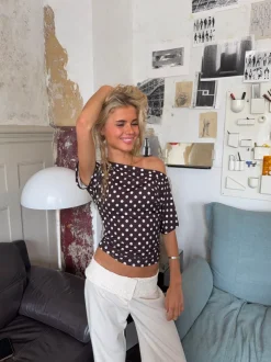Design By Si Florine figursyet t-shirt med polkaprikker - Brun/hvid Discount