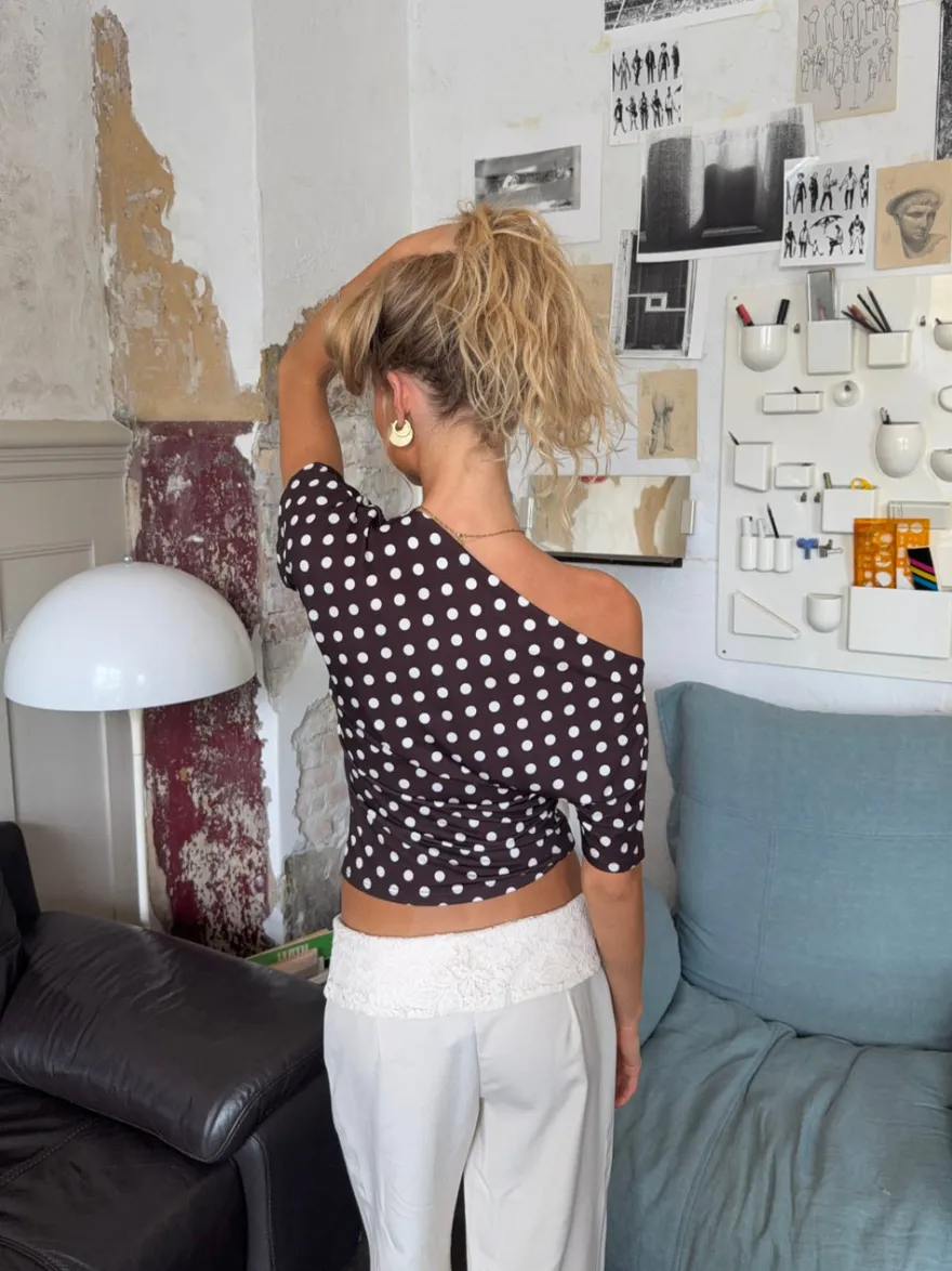 Design By Si Florine figursyet t-shirt med polkaprikker - Brun/hvid Discount