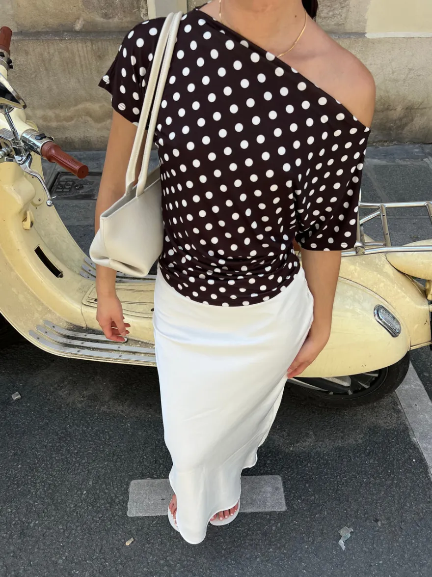 Design By Si Florine figursyet t-shirt med polkaprikker - Brun/hvid Discount