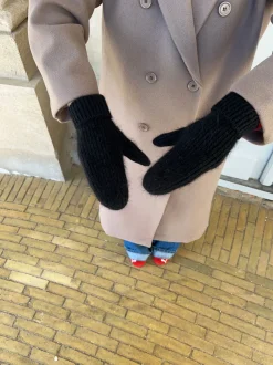 Design By Si Fluffy handsker - Sort Hot