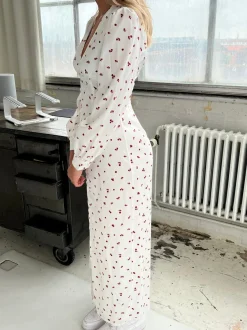 Design By Si Frederikke satinkjole med røde blomster - Hvid Online