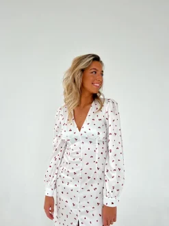 Design By Si Frederikke satinkjole med røde blomster - Hvid Online