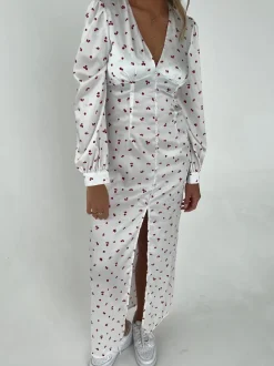 Design By Si Frederikke satinkjole med røde blomster - Hvid Online