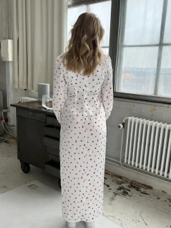 Design By Si Frederikke satinkjole med røde blomster - Hvid Online