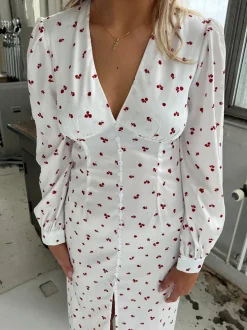Design By Si Frederikke satinkjole med røde blomster - Hvid Online