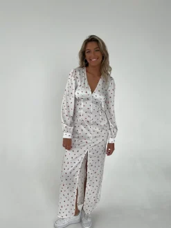 Design By Si Frederikke satinkjole med røde blomster - Hvid Online