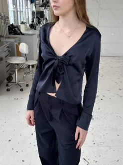 Design By Si Freja satinbluse - Mørk navy Outlet