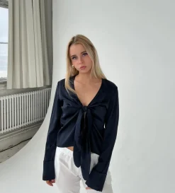 Design By Si Freja satinbluse - Mørk navy Outlet