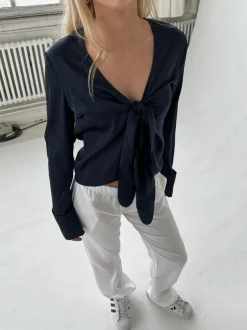 Design By Si Freja satinbluse - Mørk navy Outlet