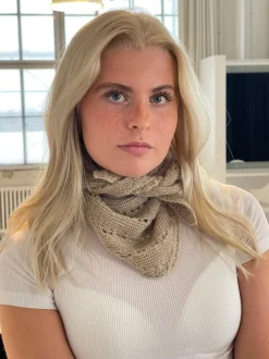 Design By Si Gabi trekant tørklæde - Beige Online