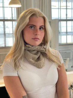 Design By Si Gabi trekant tørklæde - Beige Online