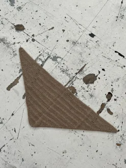 Design By Si Gabi trekant tørklæde - Beige Online