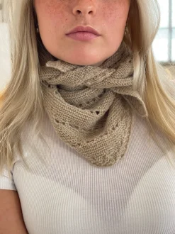 Design By Si Gabi trekant tørklæde - Beige Online