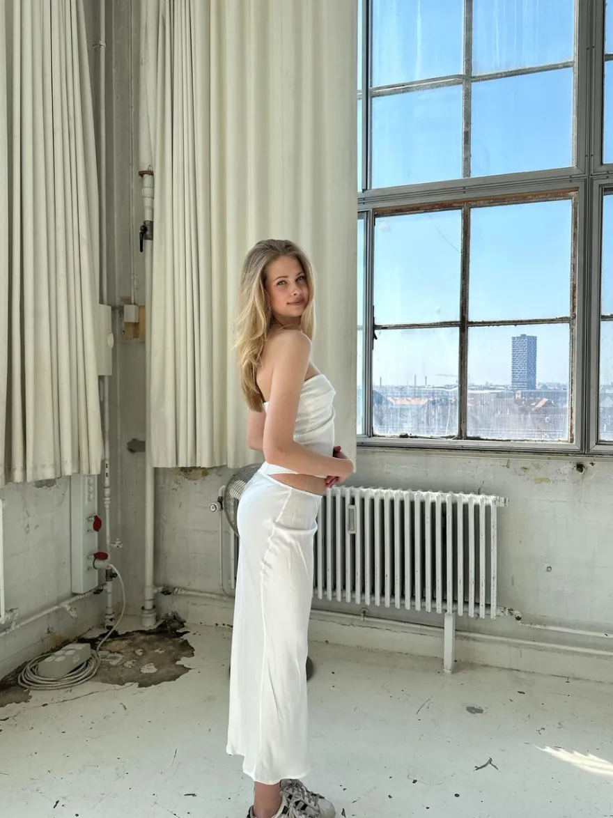 Design By Si Gabrielle maxinederdel i satin - Hvid Online