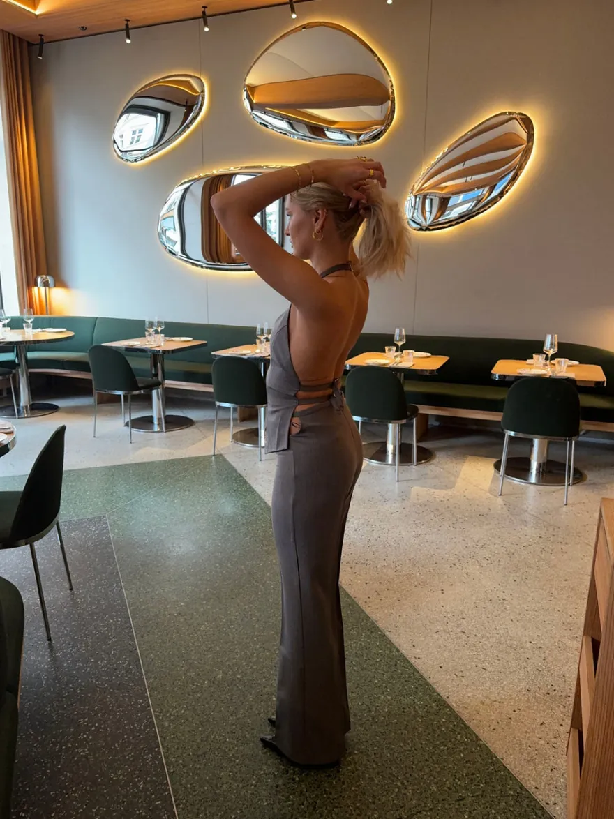 Design By Si Giavanna suitbukser med cut out - Grå