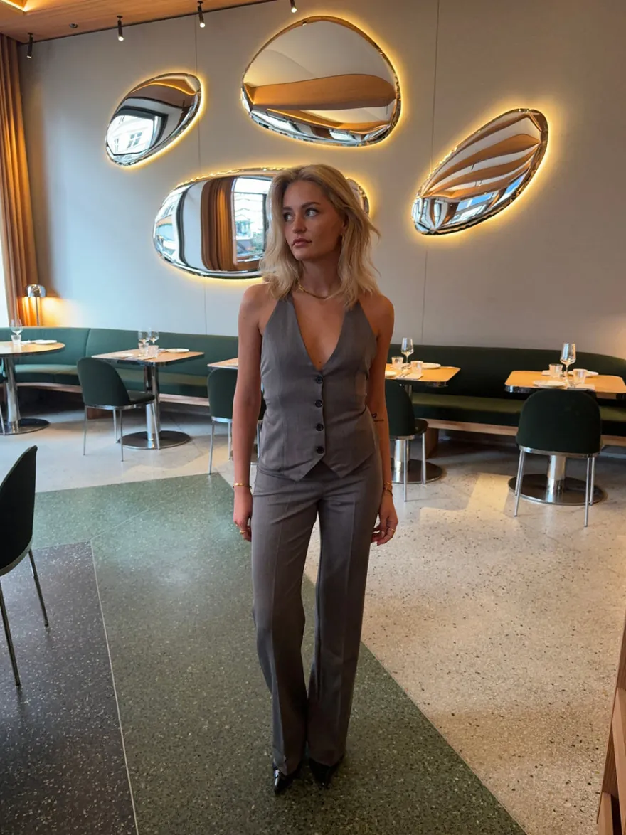 Design By Si Giavanna suitbukser med cut out - Grå