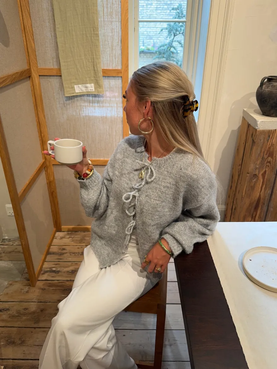 Design By Si Gunilla strikket cardigan med bindedetaljer - Lys grå New