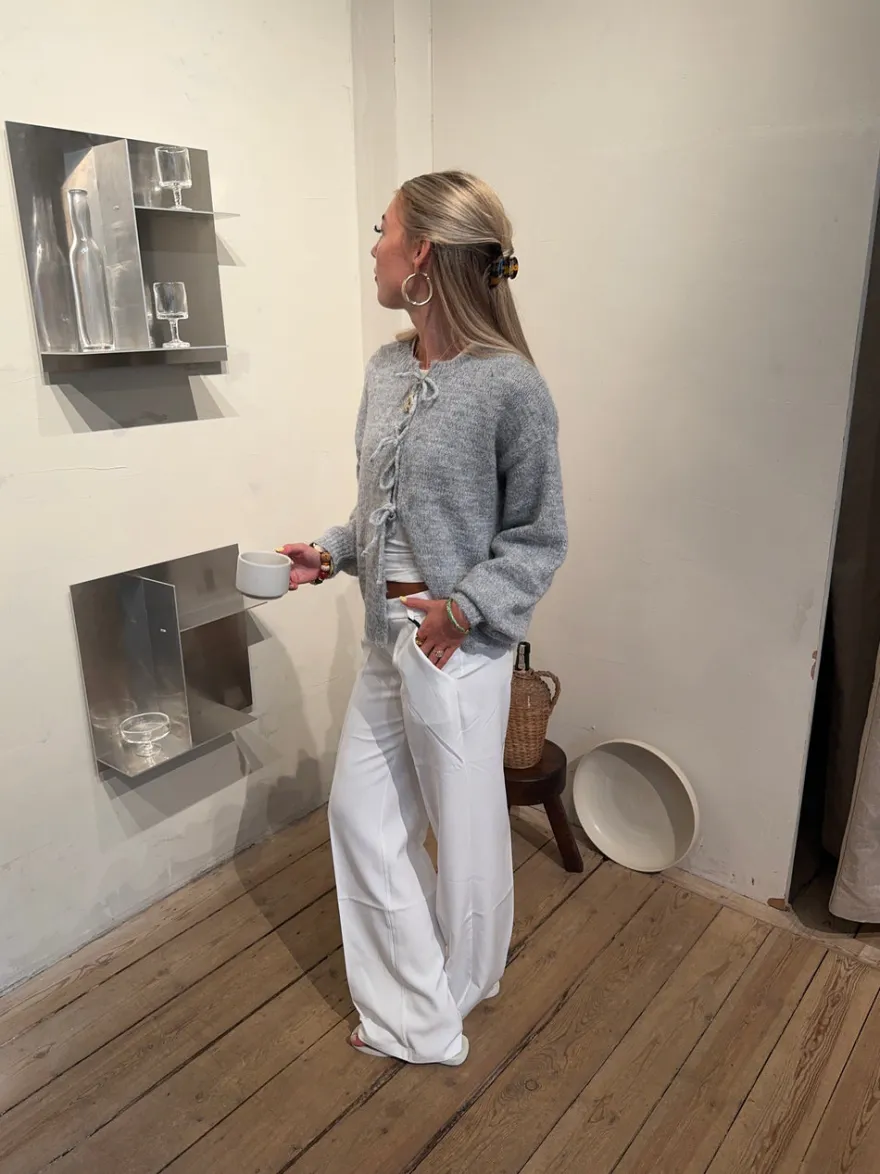 Design By Si Gunilla strikket cardigan med bindedetaljer - Lys grå New
