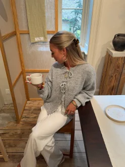 Design By Si Gunilla strikket cardigan med bindedetaljer - Lys grå New