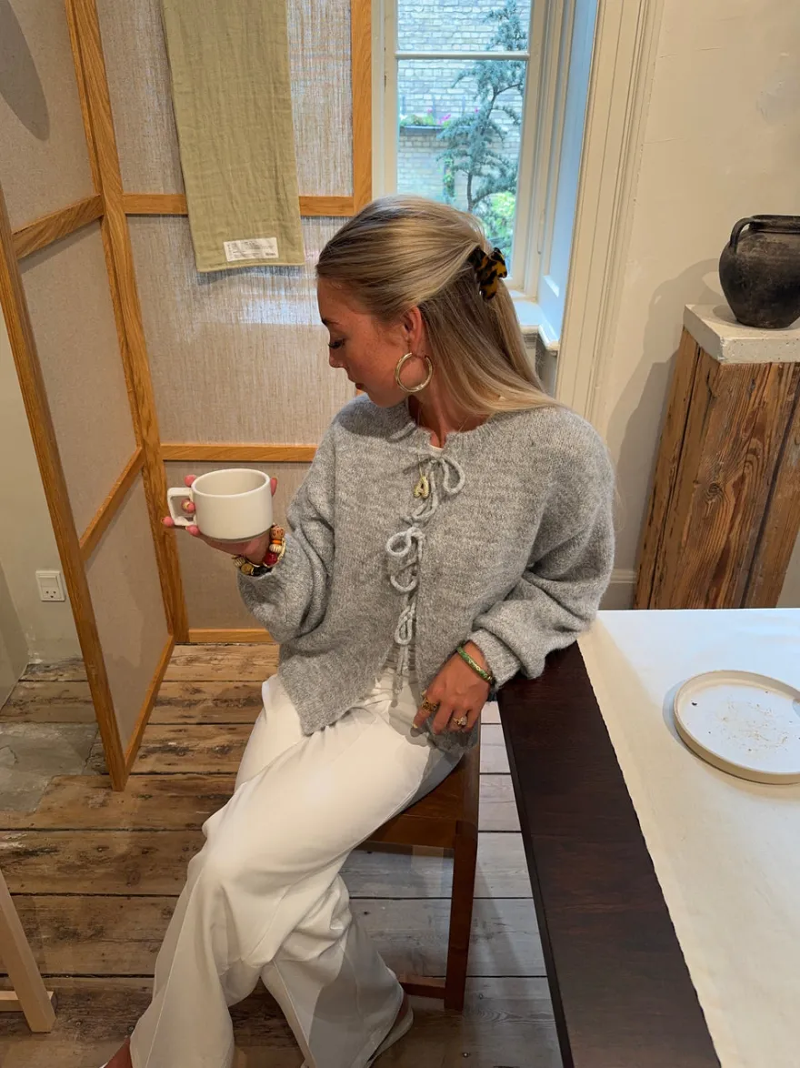 Design By Si Gunilla strikket cardigan med bindedetaljer - Lys grå New