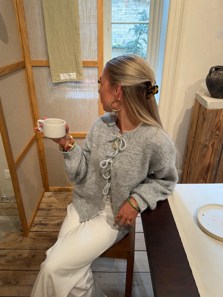 Design By Si Gunilla strikket cardigan med bindedetaljer - Lys grå New