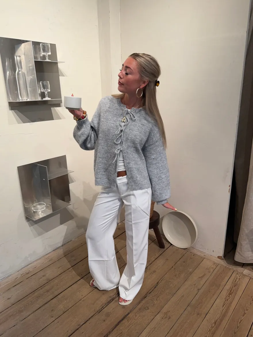Design By Si Gunilla strikket cardigan med bindedetaljer - Lys grå New
