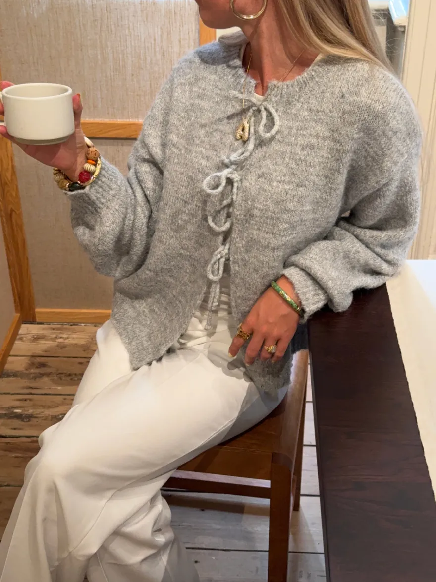Design By Si Gunilla strikket cardigan med bindedetaljer - Lys grå New