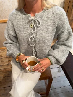 Design By Si Gunilla strikket cardigan med bindedetaljer - Lys grå New
