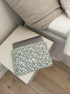 Design By Si Honey computer sleeve - Hvid med blå blomster Best