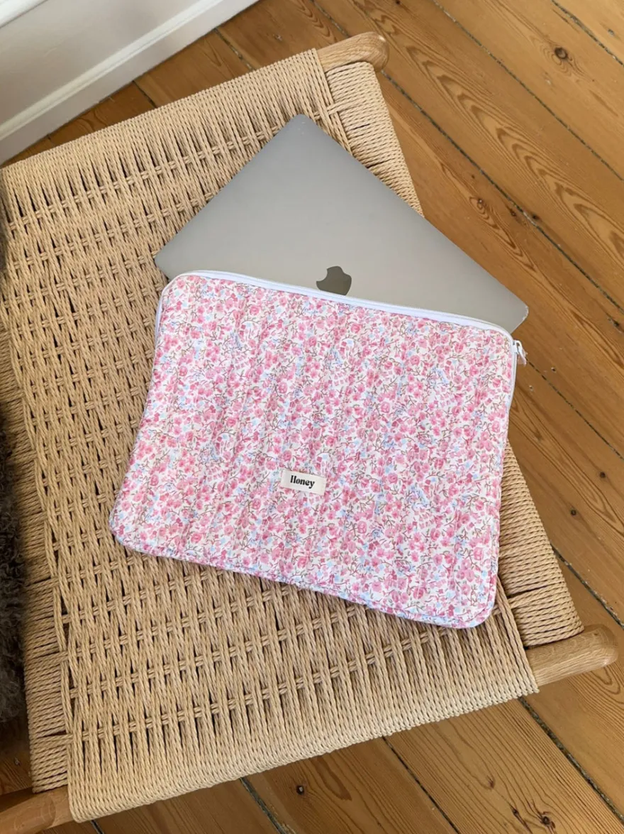 Design By Si Honey computer sleeve - Hvid med lyserøde/blå blomster Clearance