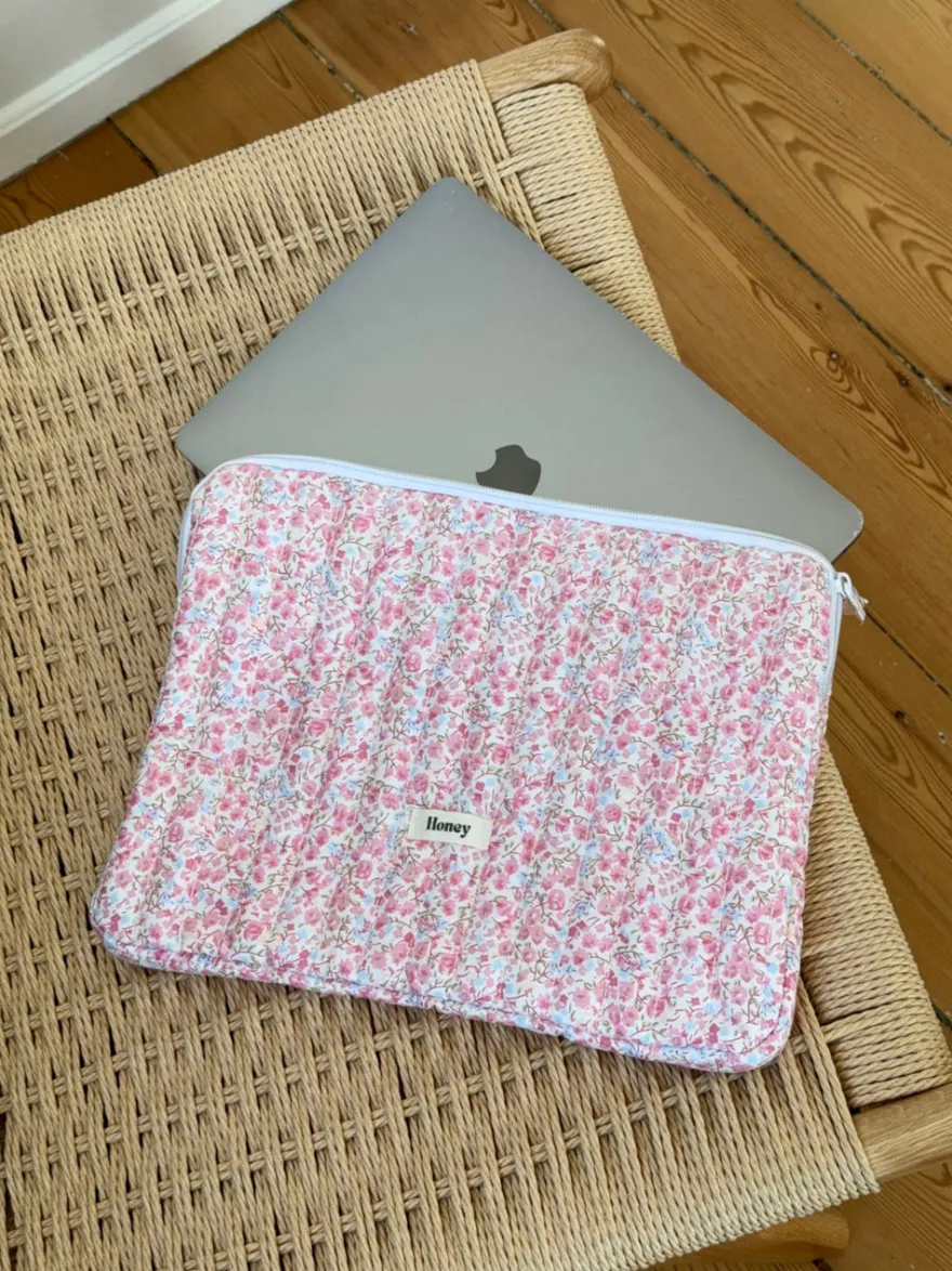 Design By Si Honey computer sleeve - Hvid med lyserøde/blå blomster Clearance
