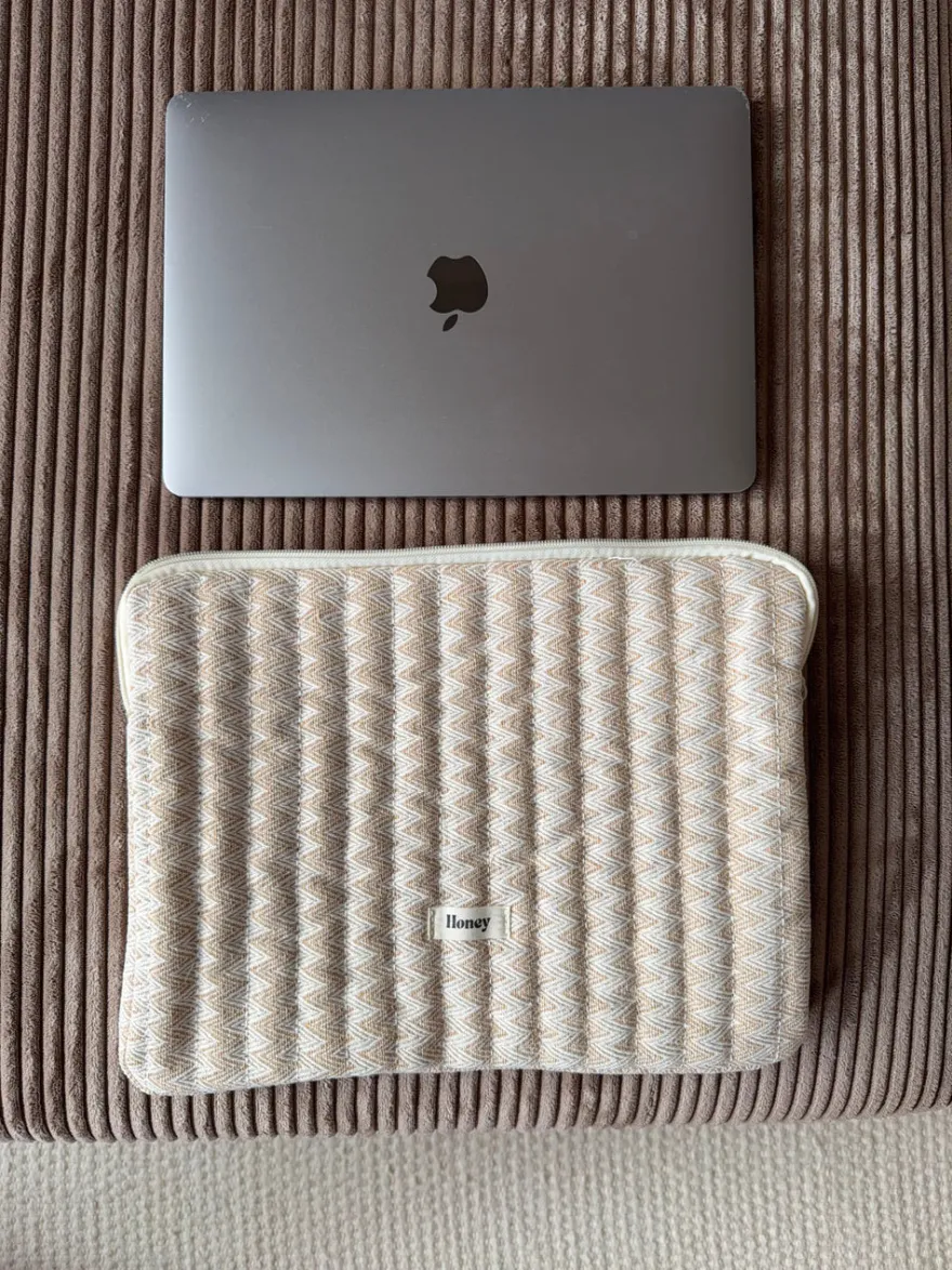 Design By Si Honey computer sleeve med mønster - Beige Outlet