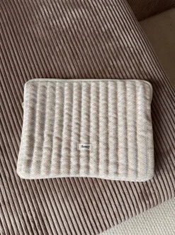 Design By Si Honey computer sleeve med mønster - Beige Outlet