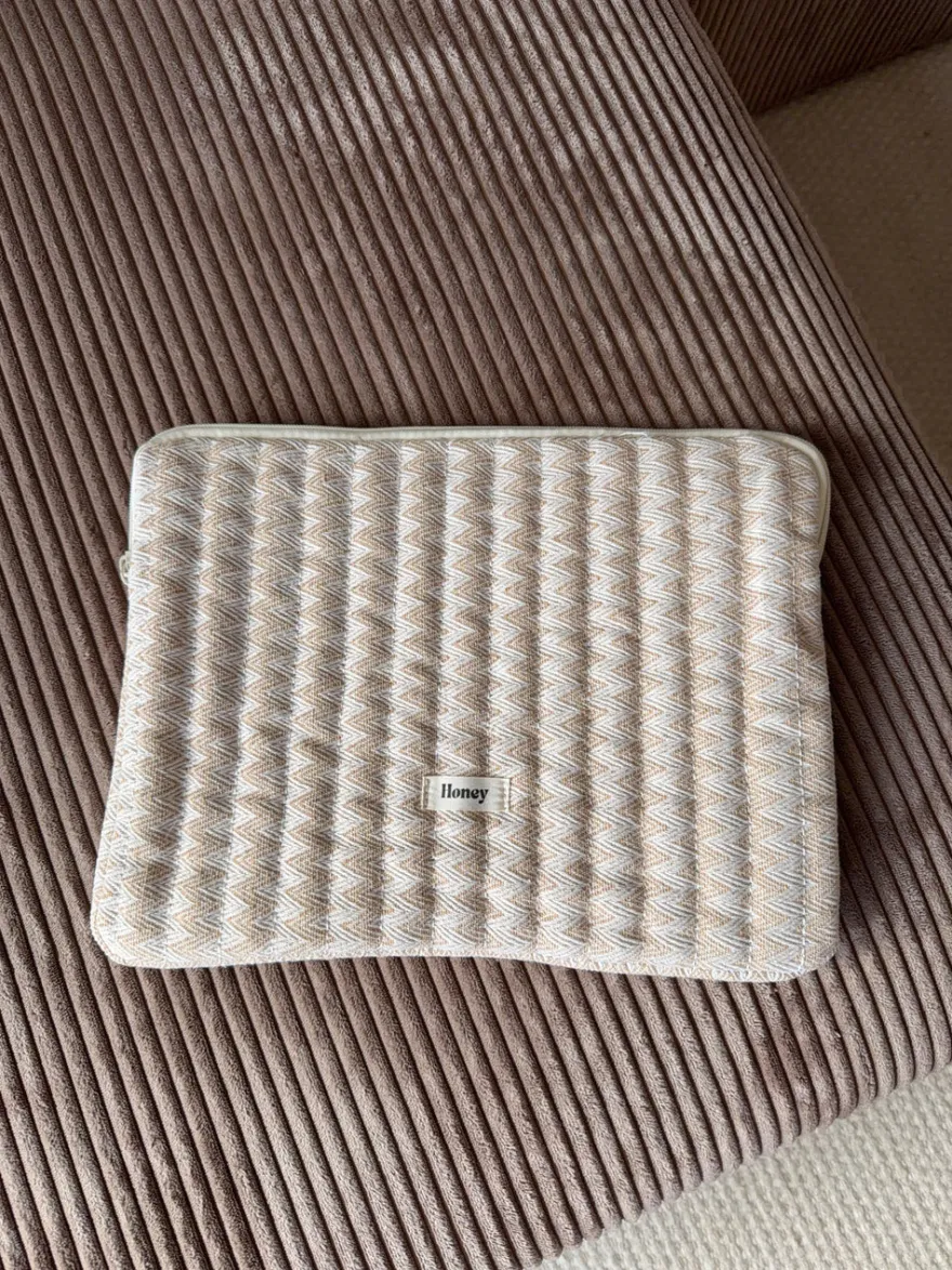 Design By Si Honey computer sleeve med mønster - Beige Outlet