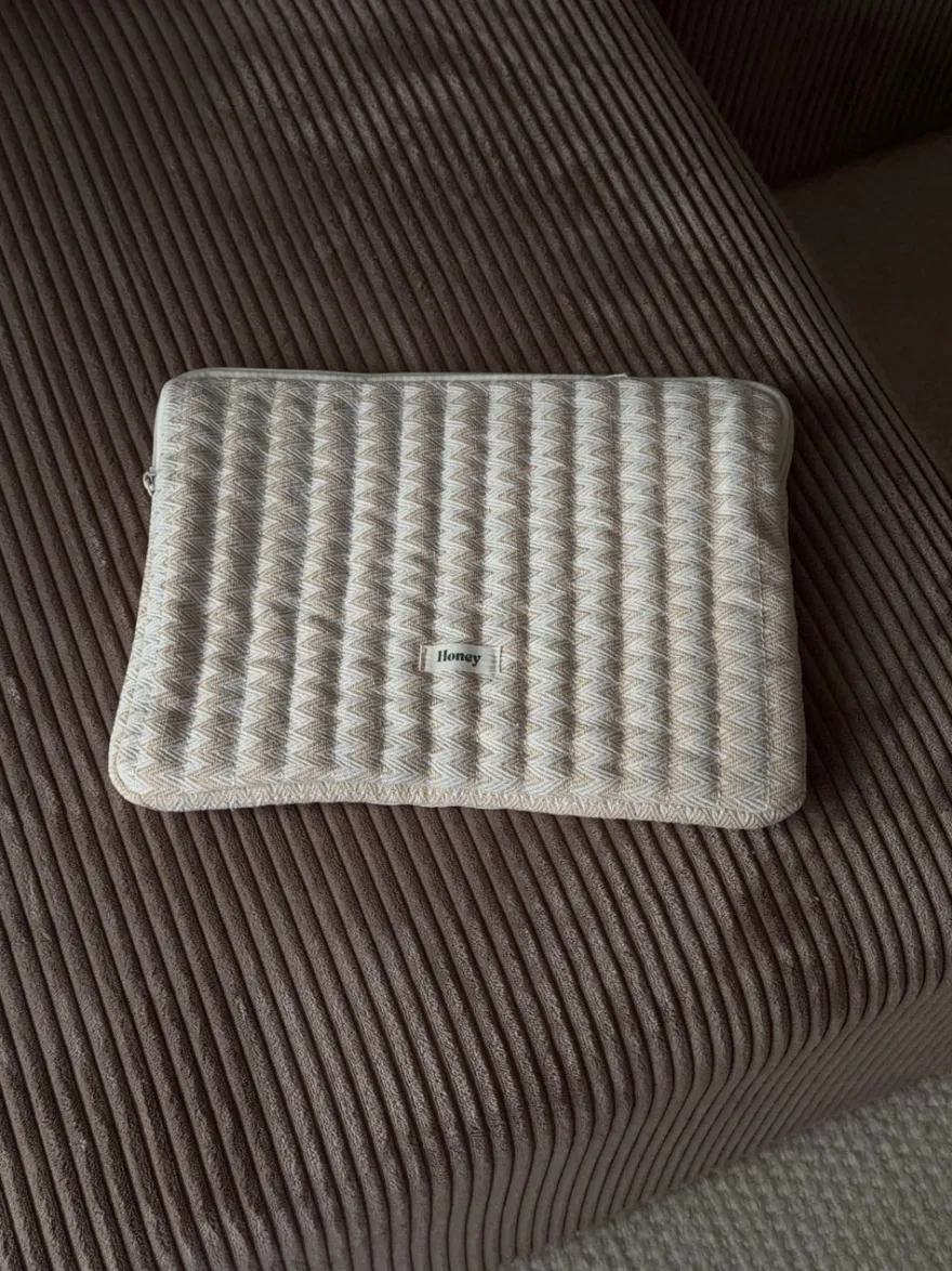 Design By Si Honey computer sleeve med mønster - Beige Outlet