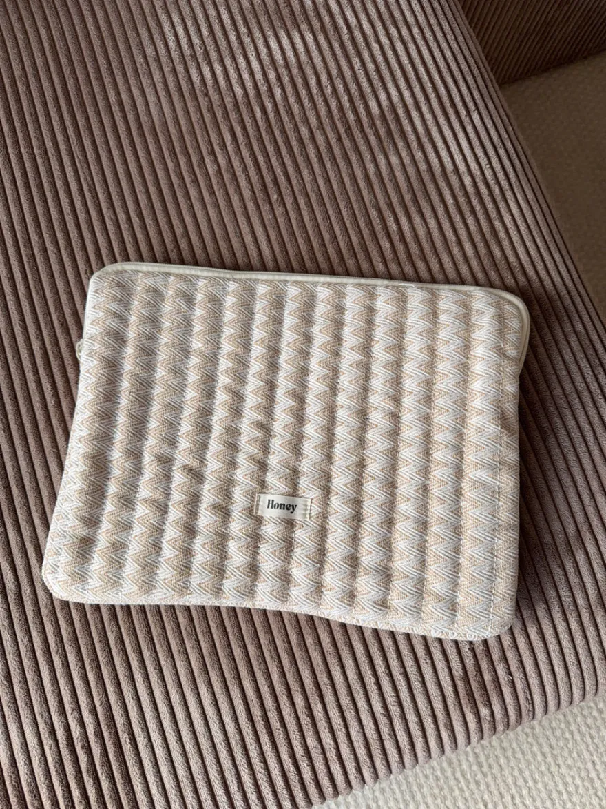 Design By Si Honey computer sleeve med mønster - Beige Outlet