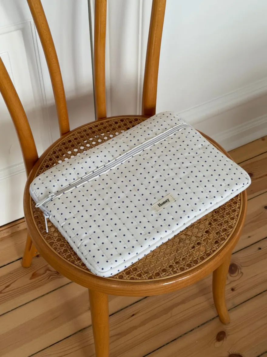 Design By Si Honey computer sleeve med prikker - Hvid/blå Online