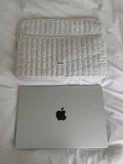 Design By Si Honey computer sleeve - Off white med små lyserøde blomster Outlet