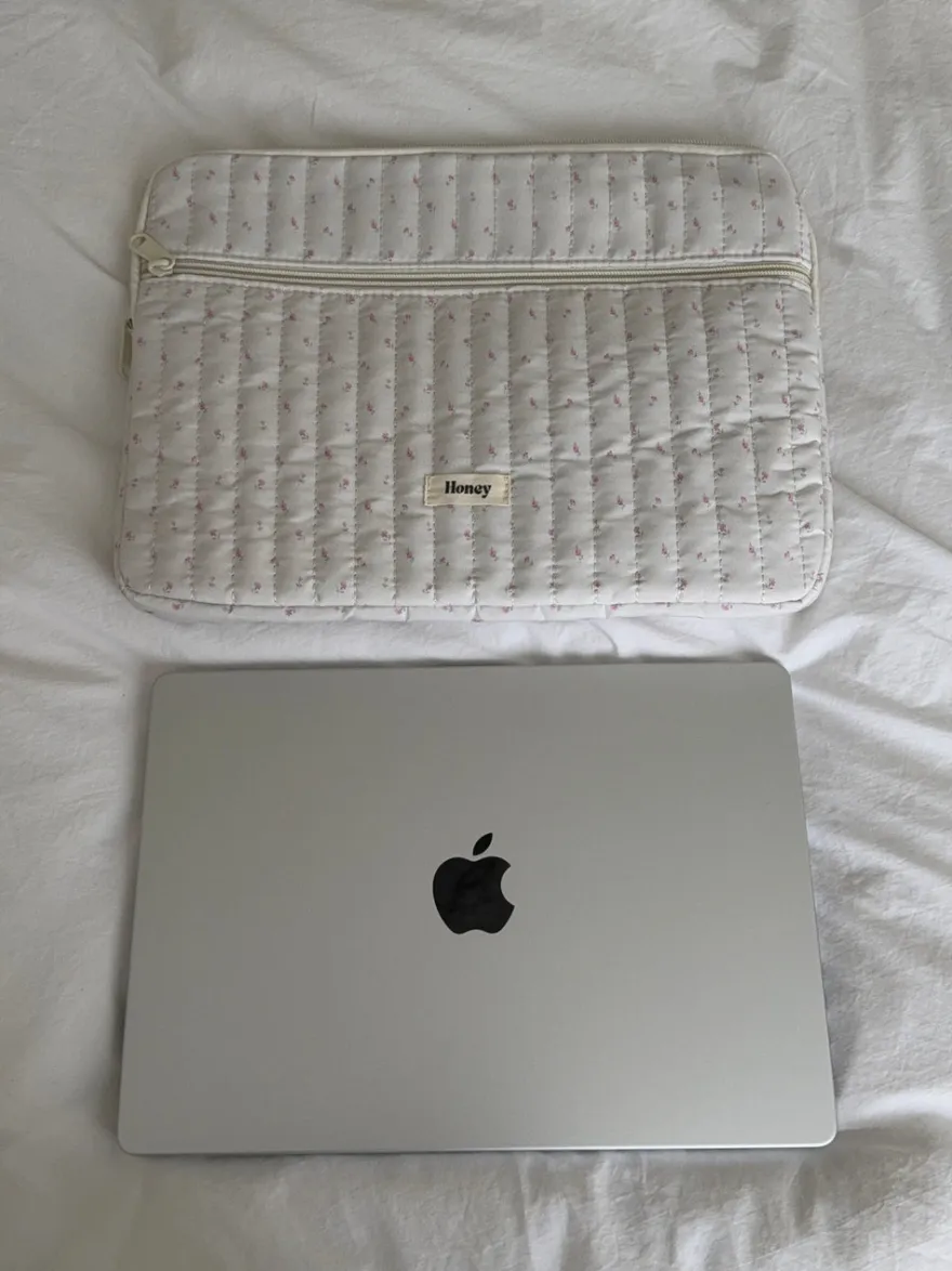 Design By Si Honey computer sleeve - Off white med små lyserøde blomster Outlet