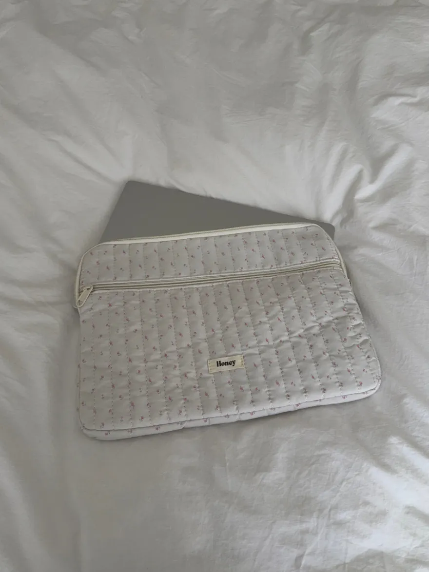 Design By Si Honey computer sleeve - Off white med små lyserøde blomster Outlet