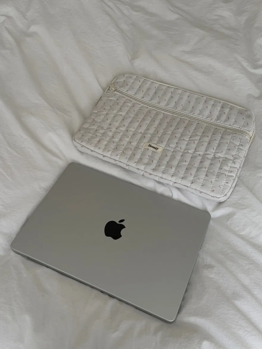 Design By Si Honey computer sleeve - Off white med små lyserøde blomster Outlet
