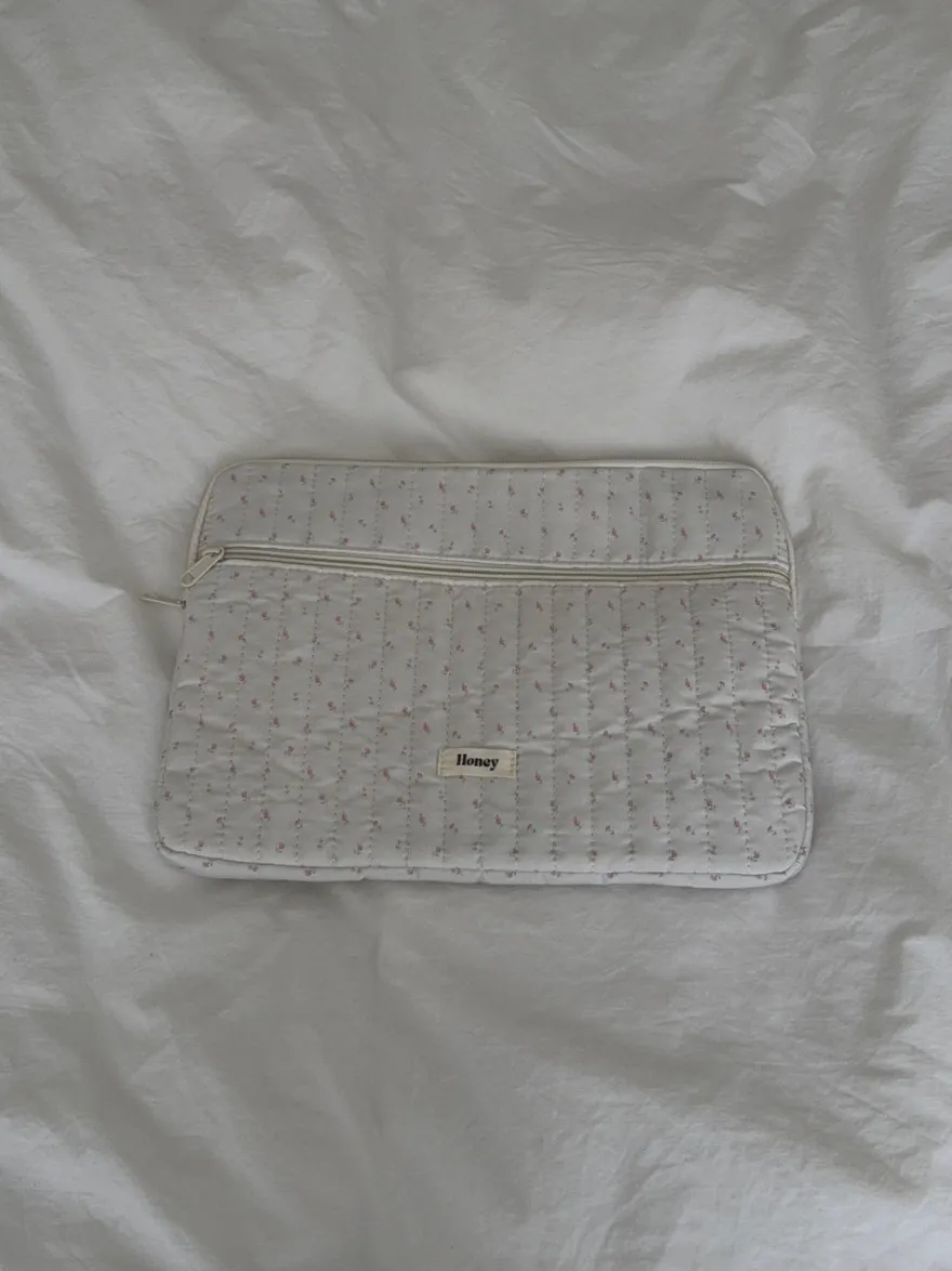 Design By Si Honey computer sleeve - Off white med små lyserøde blomster Outlet