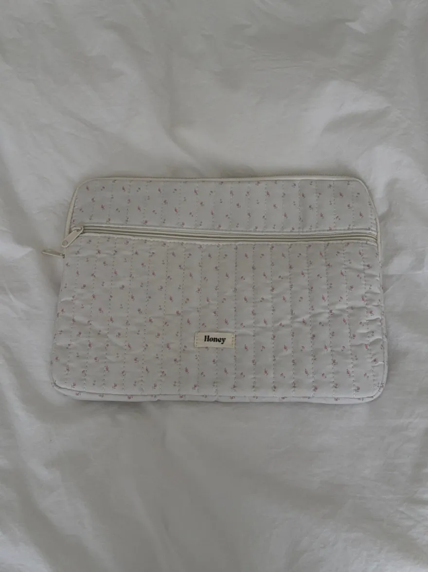 Design By Si Honey computer sleeve - Off white med små lyserøde blomster Outlet