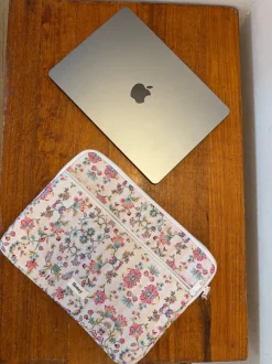 Design By Si Honey computer sleeve - Off white med blomster