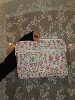 Design By Si Honey computer sleeve - Off white med blomster