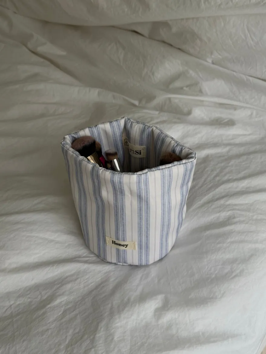 Design By Si Honey lille stof opbevaring - Hvid/blå striber