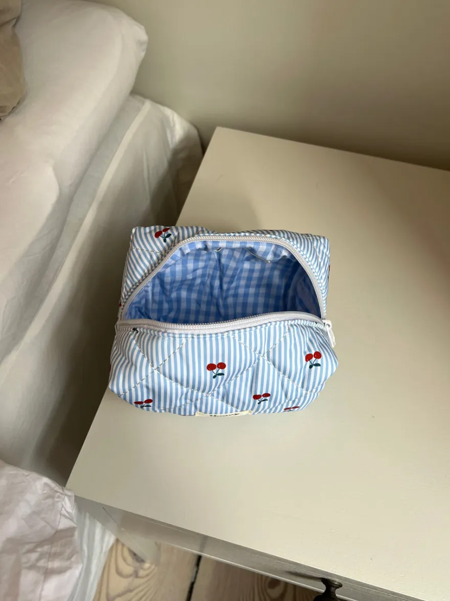 Design By Si Honey lille toilettake - Blå/hvide striber med kirsebær New