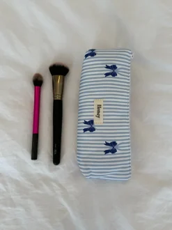 Design By Si Honey lille toilettaske - Hvid/lyseblå striber med blå sløjfer