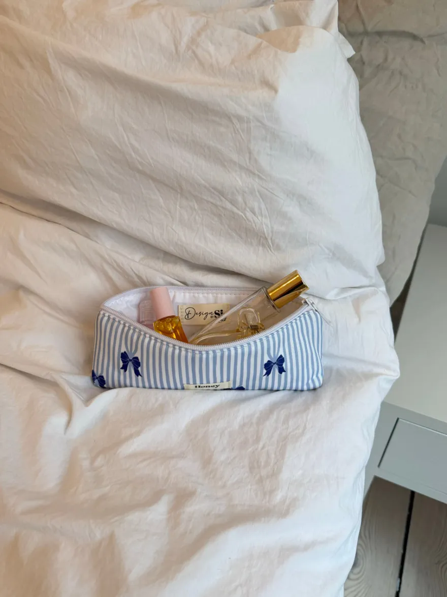 Design By Si Honey lille toilettaske - Hvid/lyseblå striber med blå sløjfer